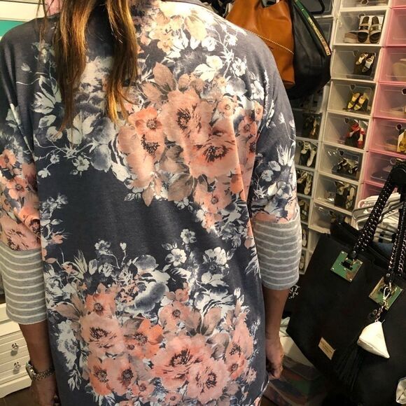 Button Down flower top - Picture 7 of 8